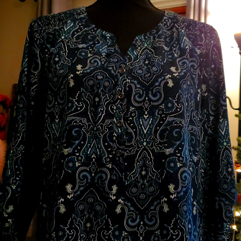 4 button Blue paisley adjustable sleeve 💙